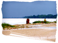 朝のメコン川 - 僧侶が川岸を歩く