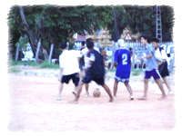 メコン川の川辺でサッカーを楽しむ若者